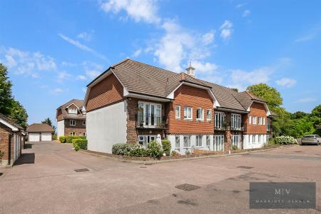 2 bedroom Flat to let in Addington Road, South Croydon