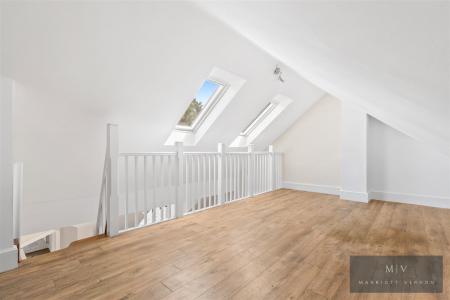 2 bedroom Flat to let in Addington Road, South Croydon