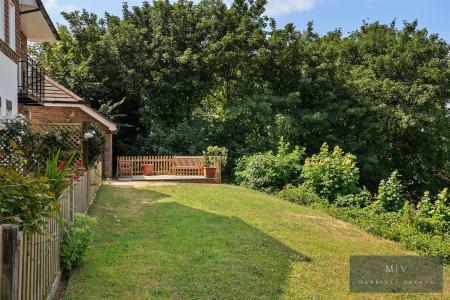 2 bedroom Flat to let in Addington Road, South Croydon