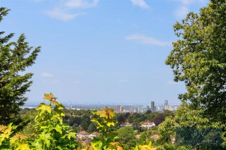2 bedroom Flat to let in Addington Road, South Croydon