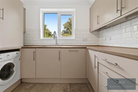 2 bedroom Flat to let in Addington Road, South Croydon