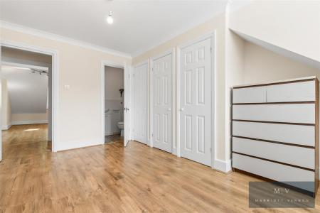 2 bedroom Flat to let in Addington Road, South Croydon
