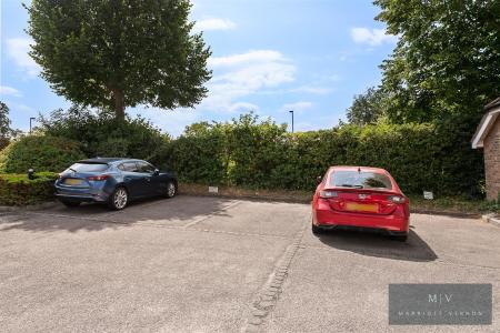 2 bedroom Flat to let in Addington Road, South Croydon