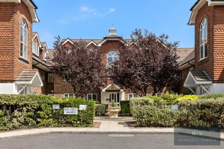 2 bedroom Flat to let in Addington Road, South Croydon