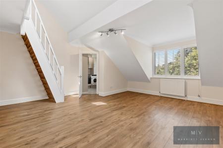 2 bedroom Flat to let in Addington Road, South Croydon