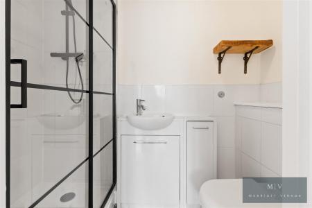 2 bedroom Flat to let in Addington Road, South Croydon