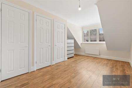 2 bedroom Flat to let in Addington Road, South Croydon
