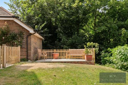 2 bedroom Flat to let in Addington Road, South Croydon
