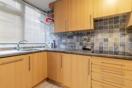 2 bedroom End of terrace house to let in Alpine Close, Croydon
