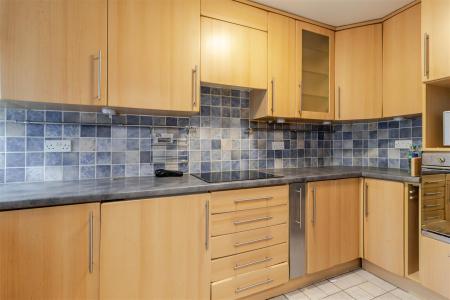 2 bedroom End of terrace house to let in Alpine Close, Croydon