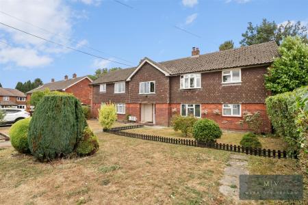 2 bedroom Flat for sale in Paynesfield Road, Tatsfield, Westerham