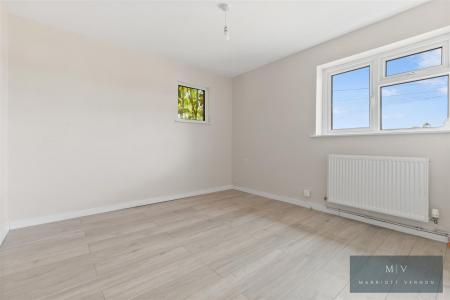 2 bedroom Flat for sale in Paynesfield Road, Tatsfield, Westerham