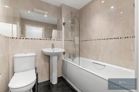 2 bedroom Flat for sale in Addiscombe Road, Croydon