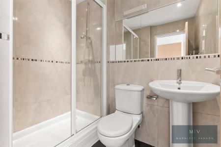 2 bedroom Flat for sale in Addiscombe Road, Croydon