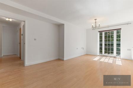 2 bedroom Flat for sale in Addiscombe Road, Croydon
