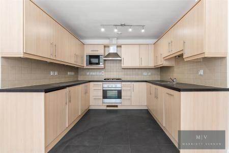 2 bedroom Flat for sale in Addiscombe Road, Croydon
