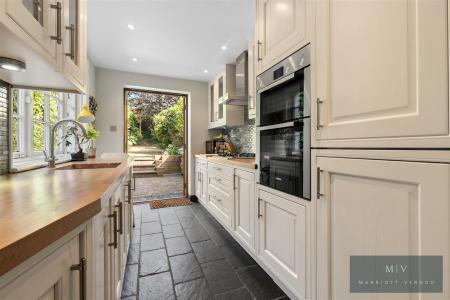 2 bedroom Semi-detached house for sale in Chelsham Road, South Croydon