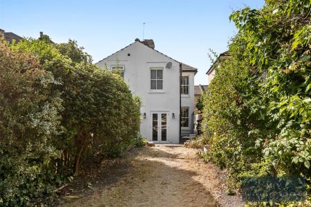 2 bedroom Semi-detached house for sale in Chelsham Road, South Croydon