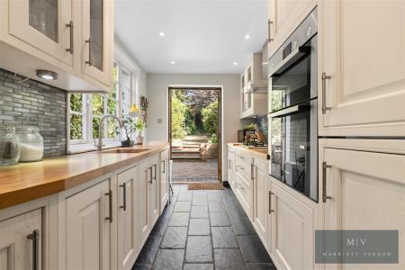 2 bedroom Semi-detached house for sale in Chelsham Road, South Croydon