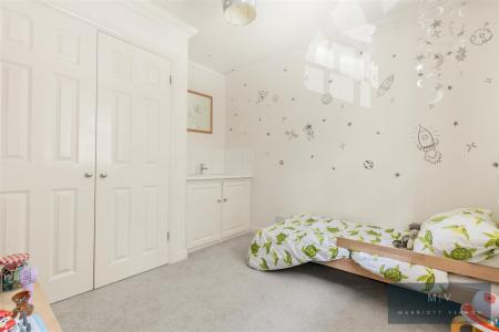 5 bedroom Detached house to let in Oakwood, Harding Close, Croydon
