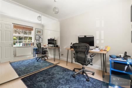 5 bedroom Detached house to let in Oakwood, Harding Close, Croydon