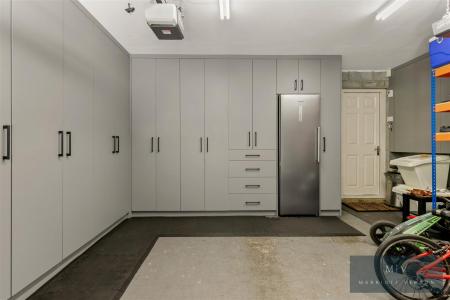 5 bedroom Detached house to let in Oakwood, Harding Close, Croydon