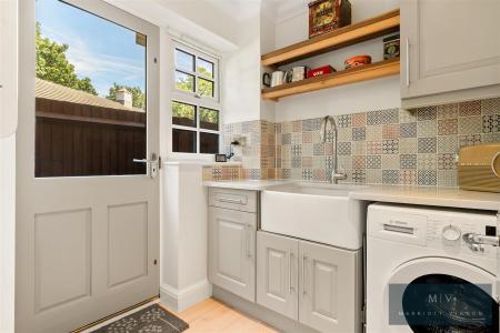 5 bedroom Detached house to let in Oakwood, Harding Close, Croydon