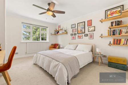 5 bedroom Detached house to let in Oakwood, Harding Close, Croydon