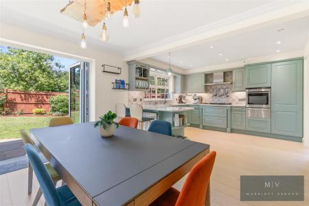 5 bedroom Detached house to let in Oakwood, Harding Close, Croydon