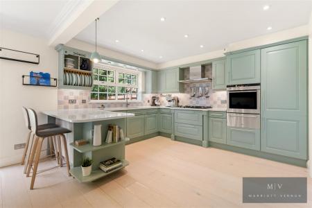 5 bedroom Detached house to let in Oakwood, Harding Close, Croydon
