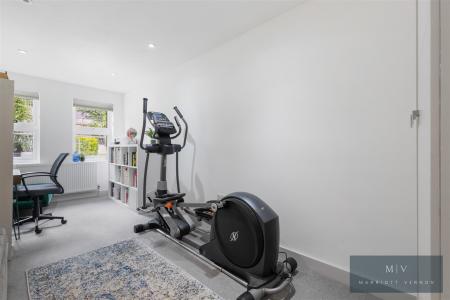 2 bedroom Flat for sale in Croham Road, South Croydon