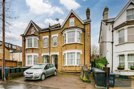 2 bedroom Flat for sale in Woodstock Road, Croydon