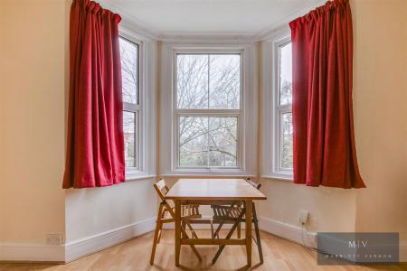 2 bedroom Flat for sale in Woodstock Road, Croydon