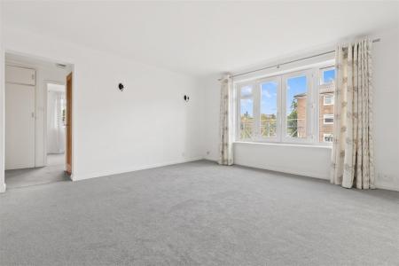 2 bedroom Flat for sale in Addiscombe Road, Croydon