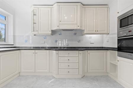 2 bedroom Flat for sale in Addiscombe Road, Croydon