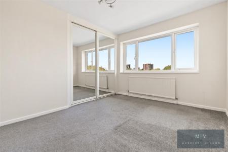 2 bedroom Flat for sale in Bardsley Close, Croydon