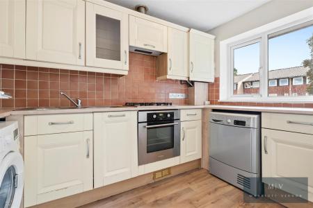 2 bedroom Flat for sale in Bardsley Close, Croydon