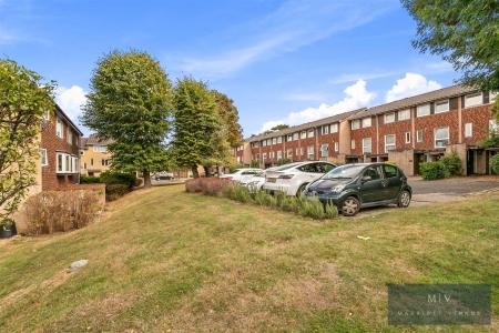 2 bedroom Flat for sale in Bardsley Close, Croydon