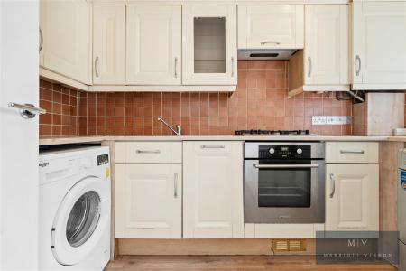 2 bedroom Flat for sale in Bardsley Close, Croydon