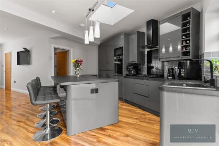 3 bedroom Semi-detached house for sale in Hurst Road, Croydon