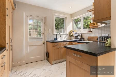 4 bedroom Semi-detached house for sale in Selsdon Road, South Croydon