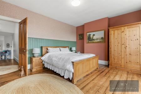 4 bedroom Semi-detached house for sale in Selsdon Road, South Croydon
