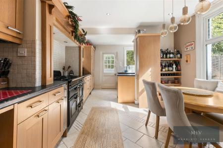 4 bedroom Semi-detached house for sale in Selsdon Road, South Croydon