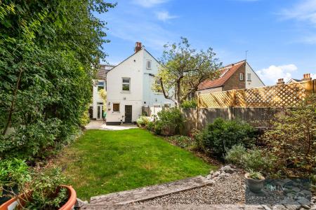 4 bedroom Semi-detached house for sale in Selsdon Road, South Croydon