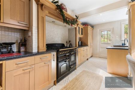 4 bedroom Semi-detached house for sale in Selsdon Road, South Croydon