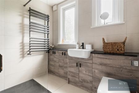 4 bedroom Semi-detached house for sale in Selsdon Road, South Croydon