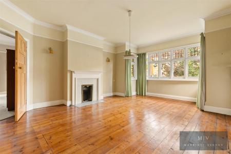 5 bedroom Detached house for sale in Birdhurst Road, South Croydon