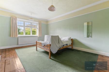 5 bedroom Detached house for sale in Birdhurst Road, South Croydon