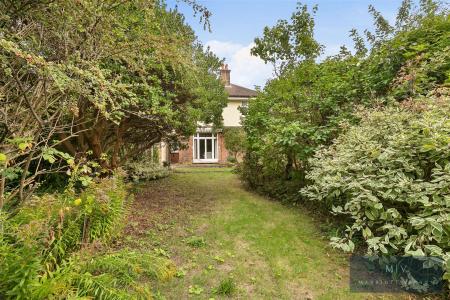 5 bedroom Detached house for sale in Birdhurst Road, South Croydon
