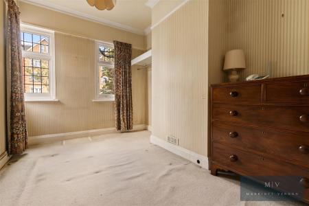 5 bedroom Detached house for sale in Birdhurst Road, South Croydon